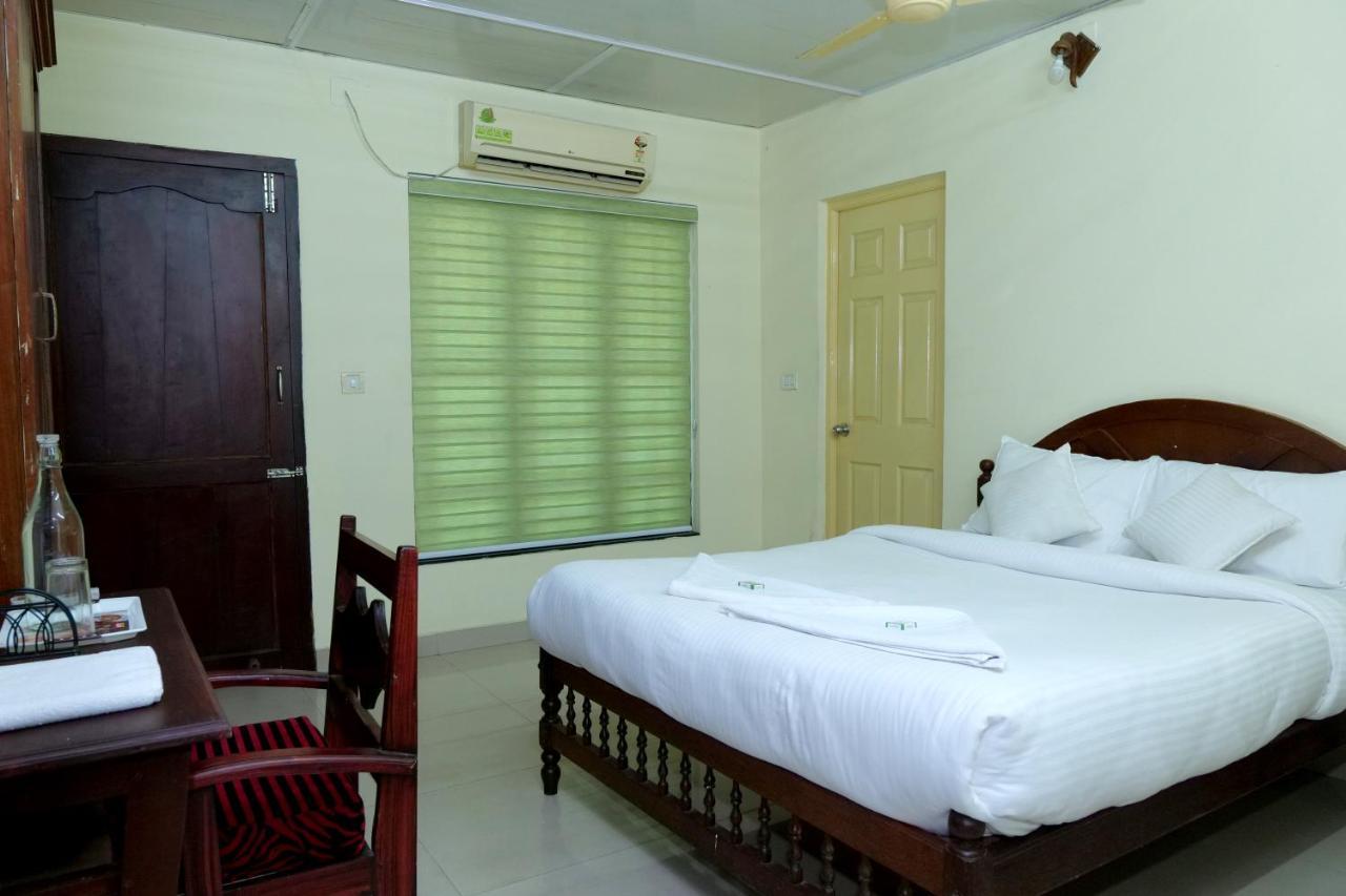 Hotel Lumiere Alappuzha Kültér fotó